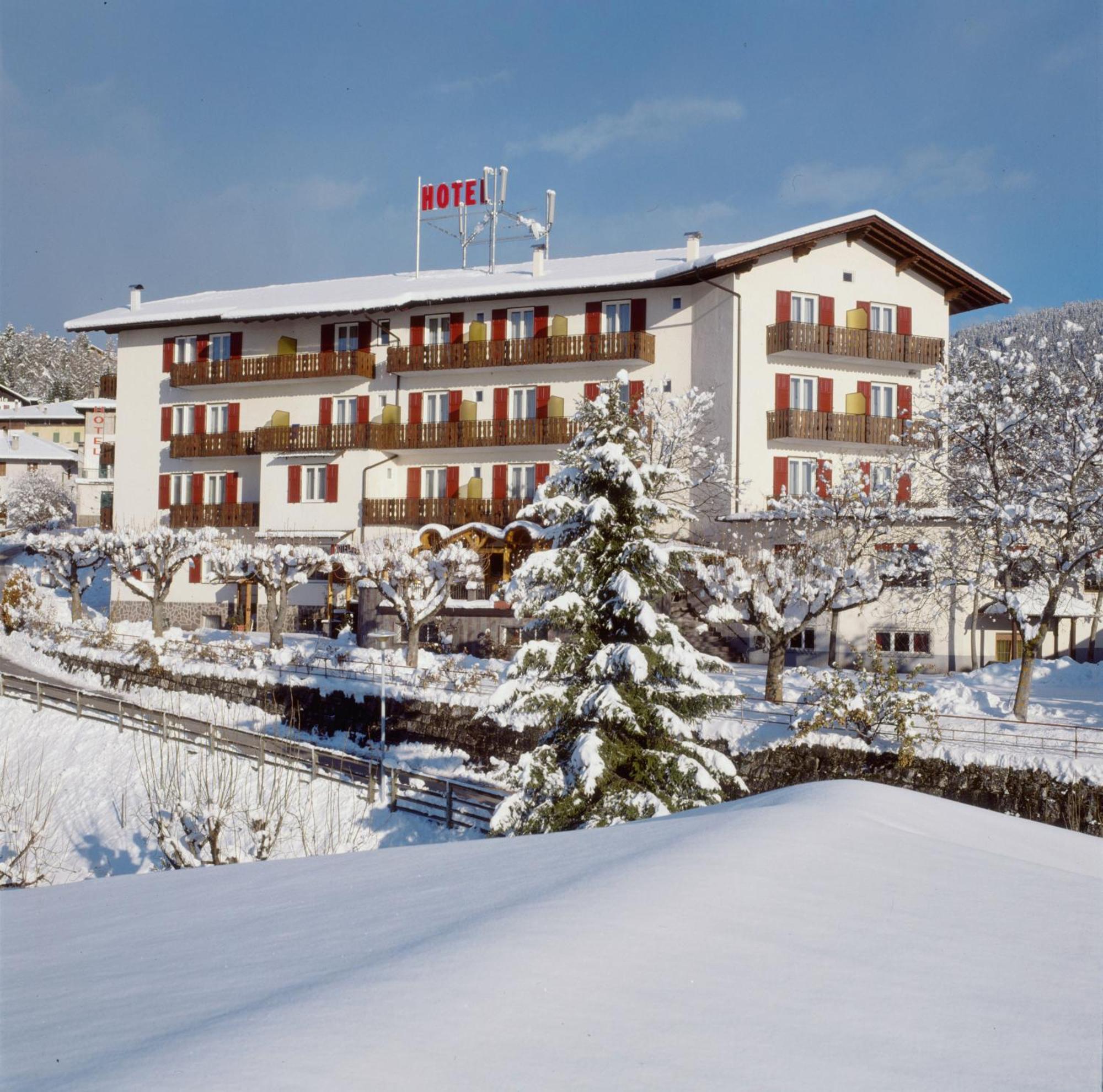 Hotel Panorama Wellness&Resort Malosco Esterno foto